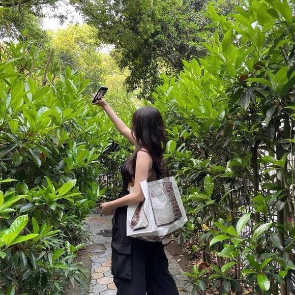 Croc "Print" Reusable Shopping Tote in Himalayan - Picture 5 of 12